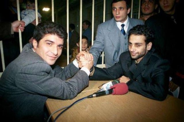 DOĞUŞ  - Çeşitli suçlara karıştığını itiraf eden Doğuş, 'ırza geçmek' suçundan 1993'te  - 1 yıl 9 ay hapis cezasına çarptırıldı. Bayrampaşa Cezaevi'de 4 ay kalan şarkıcı tecavüz ettiği Pınar Cankır ile evlenince tahliye edildi.