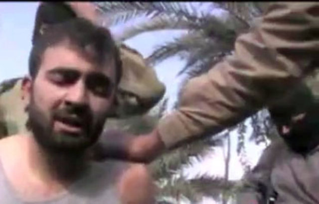 Bu sırada kesik başın istemsizce hareket etmesi, teröristleri bile şaşırttığı görüldü.