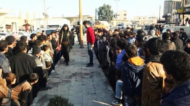 Kan donduran infaz, Suriye'nin doğusundaki Deyr Ez Zor kentindeki bir erkeğin porno izlediği için kırbaçlanmasının ardından geldi.