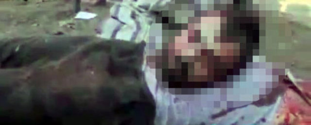 Etraflarında yaşanan vahşete alışan küçük çocuklar, cesedin etrafında gülücükler saçıyor.