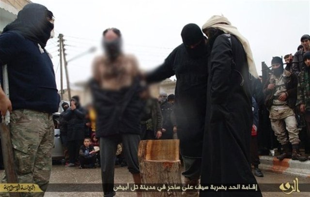 IŞİD, büyücü olduğu söylenen bir kişinin herkesin gözü önünde kafasını kesti...