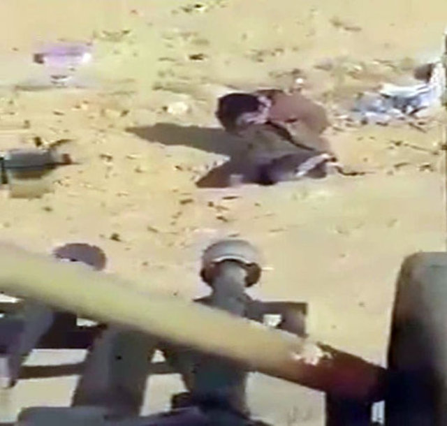 Teröristler, Suriye'de ele geçirdikleri asker olduğu iddia edilen bir adamı, kendi yaptıkları obüs benzeri bir silahla havaya uçurdular.