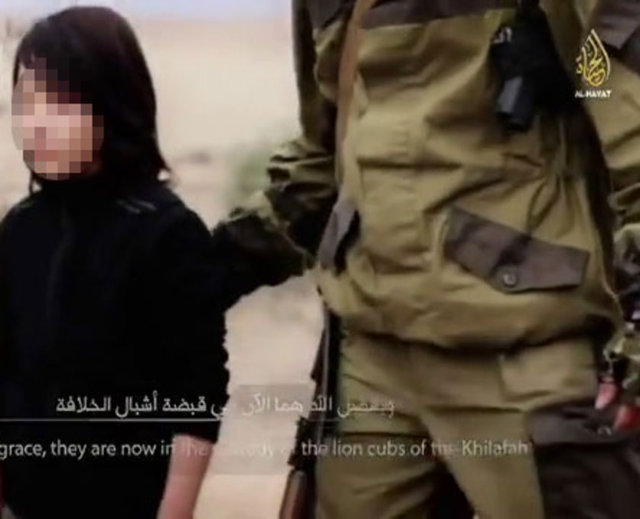 IŞİD'İN ÇOCUK CELLADI KAN DONDURDU Terör örgütü IŞİD'in yayınladığı görüntülerle dünya gündemine bomba gibi düştü!