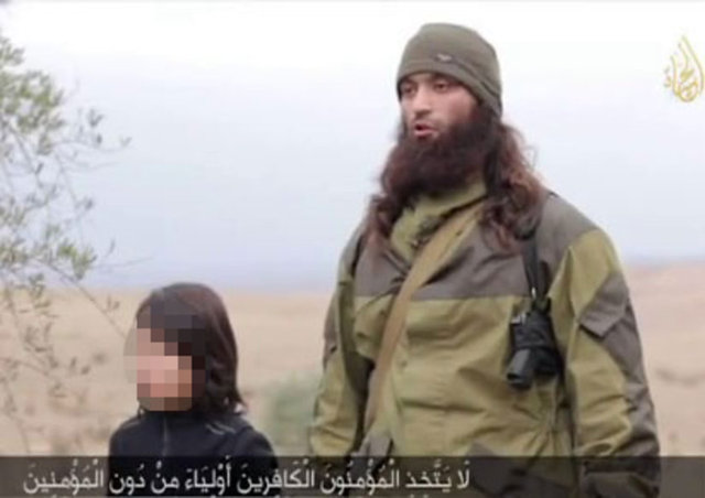 Rus istihbaratından olduklarını itiraf eden kişilerin, daha sonra araziye çıkarılıyorlar.