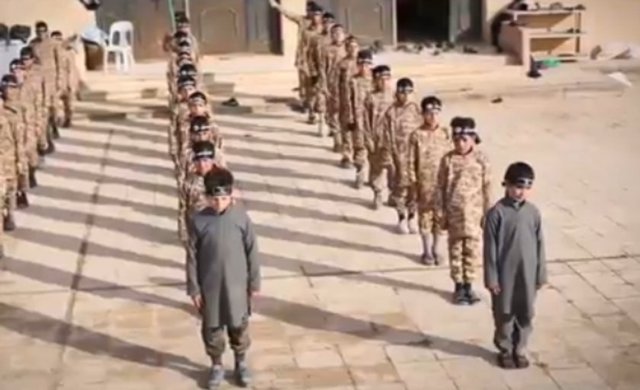 IŞİD eğitim adı altında yaşları 8-13 arasında değişen çocuklara bu anları izleterek gelecekteki cellatlarını yetiştiriyor.