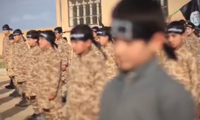 Önce cinayeti izleyen çocuklar ardından cesedi izliyor.