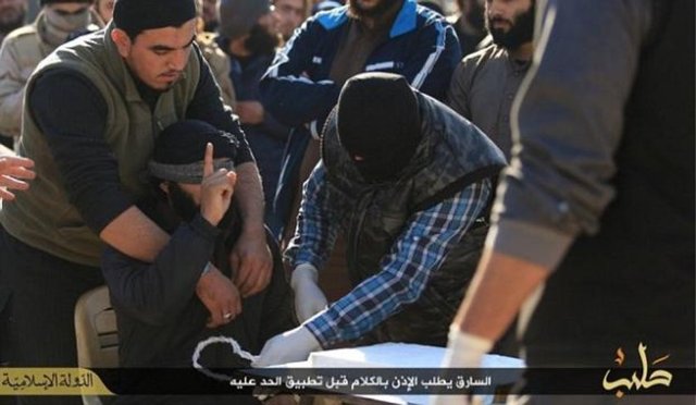 IŞİD, hırsızlık yapan bir erkeğin elini kesti, bir diğerini ise porno izlediği için kırbaçladı.