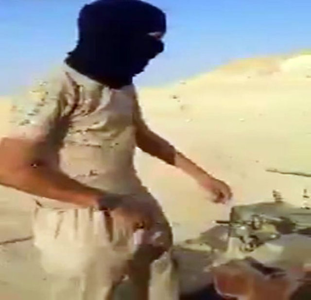 Daha önce ele geçirdiği insanların kafasını keserek, silahla öldürerek ya da uçurumdan atarak infaz eden terör örgütü, vahşette bir adım daha ileri gitti.