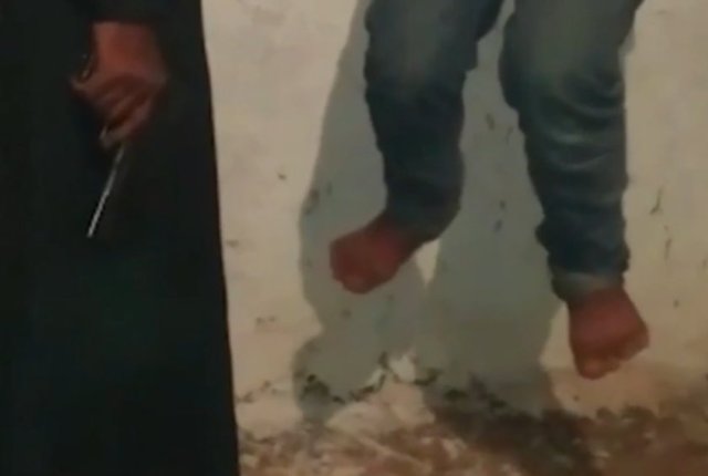 Kollarından astıkları çocuğa elektrik verip, kalın bir iple dövüyorlar.