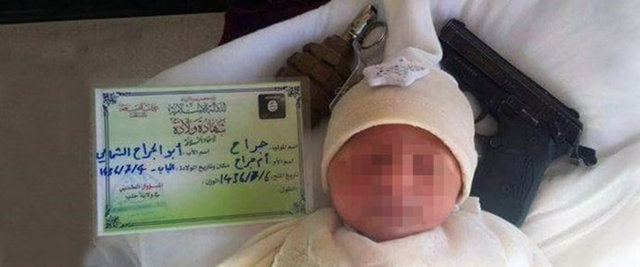 IŞİD muhalifi Suriyeli bir aktivistin Twitter hesabından paylaştığı fotoğrafta yeni doğmuş bir bebek baş ucunda bir tabanca, el bombası ve doğum belgesiyle görülüyor. - Bbeğin bir IŞİD militanına ait olduğu iddia edildi.