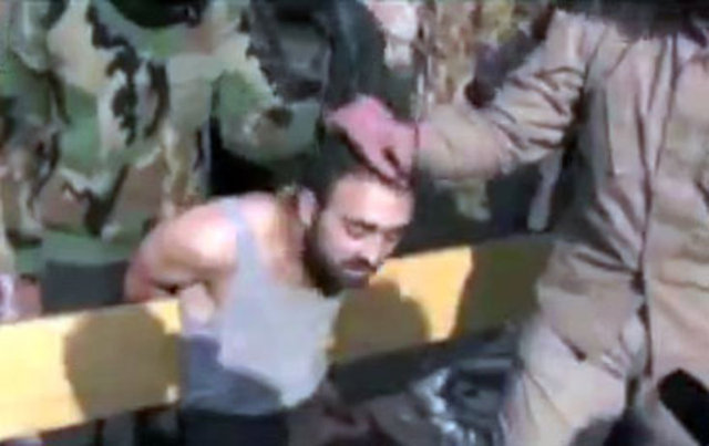 Teröristler, cesedi şehir merkezine götürüp, çocukların oynaması için demir parmaklıklara asıyor.