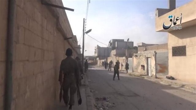 IŞİD sosyal medya üzerinden YPG ile Kobani'de girdiği çatışmanın fotoğraflarını yayınladı. Bazı görüntülerde YPG'lilerin infaz görüntüleri de yer alıyor...