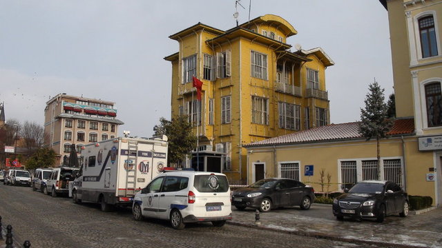 Dün akşam saatlerinde Sultanahmet'te bulunan Turizm Şube Müdürlüğü'ne canlı bombalı saldırı düzenlenmiş, olayda 1 polis memuru şehit olmuştu.