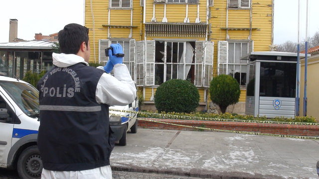 Sultanahmet'te bulunan Turizm Şube Müdürlüğü'ne yönelik canlı bombalı saldırının izleri gün yüzüne çıktı. Polis, şube müdürlüğünde inceleme yaptı.