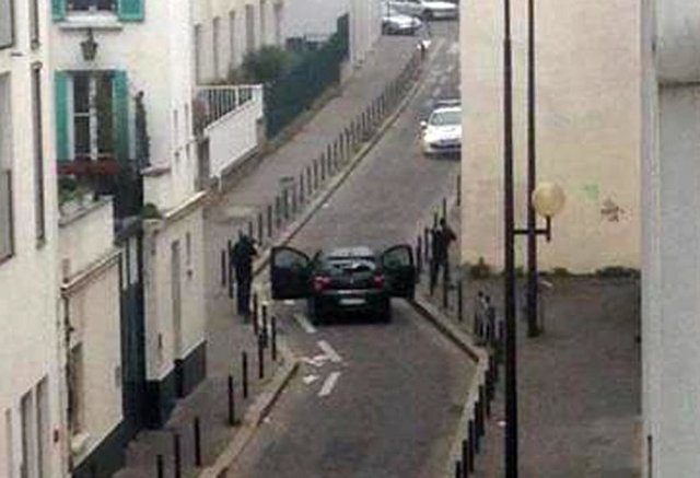 Görgü tanıklarına göre saldırıda en az 12 kişi hayatını kaybetti, 10 kişi yaralandı.