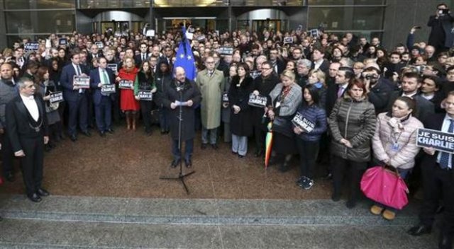 Brüksel'deki Avrupa Parlamentosu üyeleri de çağrıya katıldı. AP Başkanı Martin Schulz saygı duruşu sonrası konuşma yaptı.