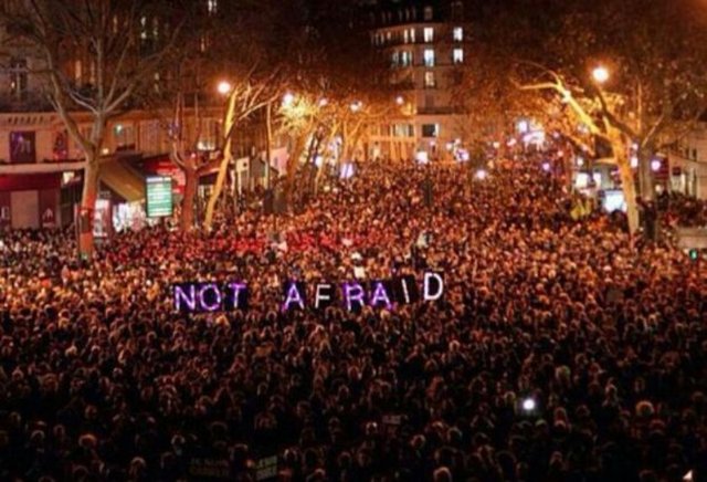 Paris saldırının ardından sokaklara döküldü. Onbinlerce kişi hep birlikte 'korkmuyoruz' mesajını bir ağızdan söylerken teröre en güzel yanıtı verdi.