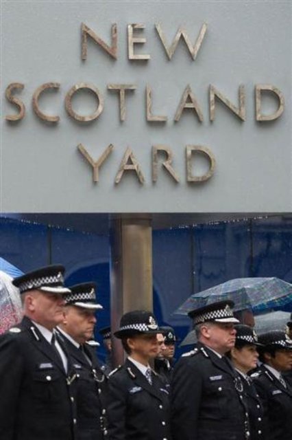 Londra Metropolitan polisi de saygı duruşuna katıldı.