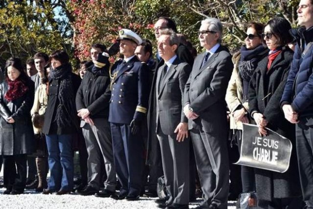 Japonya'da da pek çok kişi ölenlerin anısına 1 dakikalık saygı duruşunda bulundu.