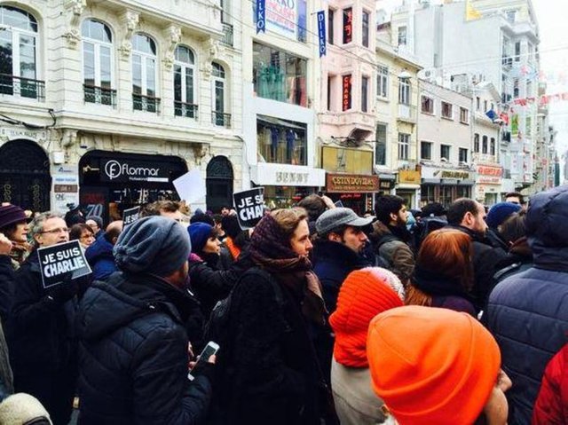İstiklal caddesi üzerindeki Fransa Konsolosluğu önünde de kalabalık toplandı ve saygı duruşu gerçekleştirildi. İstanbul'daki Fransa Konsolosluğu'nun Facebook sayfasından yapılan duyuru yapılarak saygı duruşu çağrısı yapılmıştı.