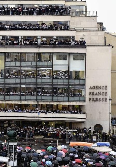 Fransa'da dün mizah dergisi Charlie Hebdo'ya yönelik gerçekleştirilen kanlı saldırıda hayatını kaybedenler için 1 dakikalık saygı duruşu çağrısı yapıldı. Paris merkezli haber ajansı Agence France-Presse'in tüm çalışanları da saygı duruşu çağrısına katıldı