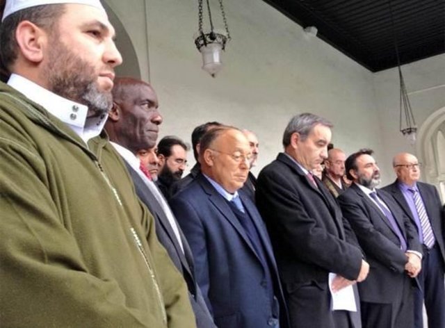 Paris Merkez Camii'nde aynı saatlerde cemaat saygı duruşunda bulundu.