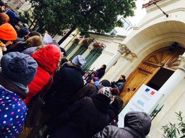 Aynı saatlerde başka ülkelerde de ölenlerin anısına saygı duruşu düzenlendi. İstanbul'da İstiklal Caddesi üzerindeki Fransa Konsolosluğu önünde de kalabalık toplandı ve saygı duruşu gerçekleştirildi.