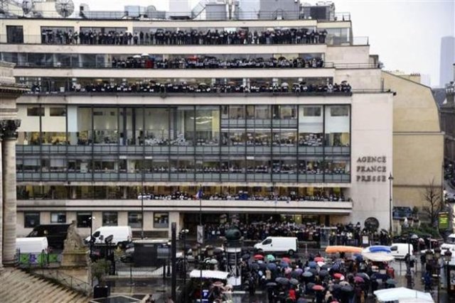 Binanın pencerelerine çıkan AFP çalışanları ellerinde "Je suis Charlie" (Ben Charlie'yim) yazılı pankartlar taşıdılar. Saygı duruşunda bu çarpıcı görüntüler meydana geldi.