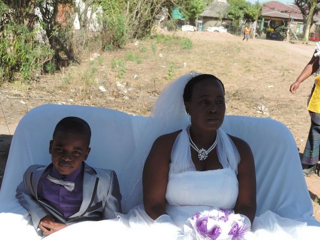 Güney Afrika'nın Mpumalanga vilayetinde geçen yıl evlenen dokuz yaşındaki Sanele Masilela ile 62 yaşındaki Helen Shabangu evliliklerini yeniledi.