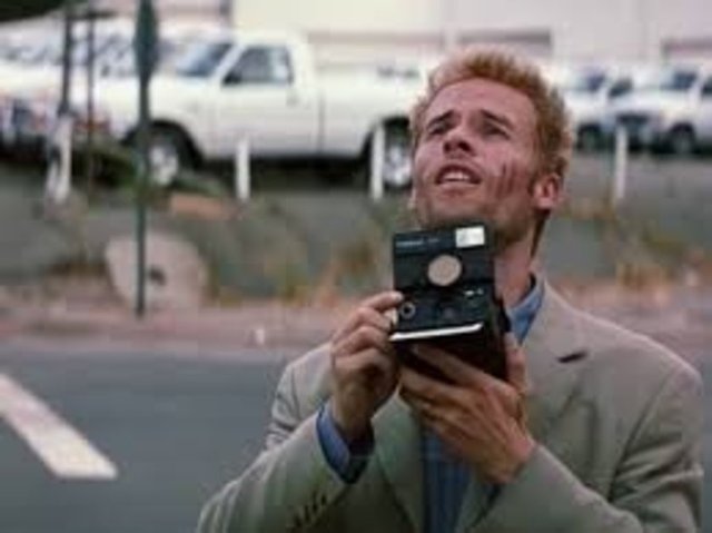 Detayları zorlukla bir araya getirip birleştirdiğimiz film, ChristopherNolan'ın oyunsu dünyasına doğru bizi iter ve o dünyadan çıkmamız hiç kolay olmayacaktır.
