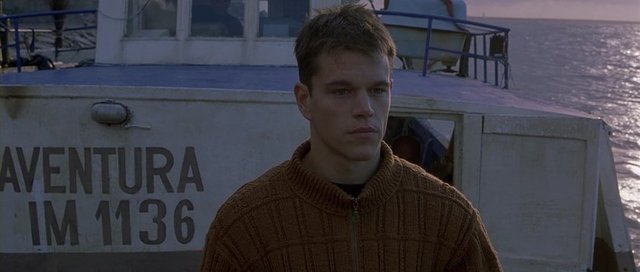 7- Bourne Identity (Geçmişi Olmayan Adam): Bomboş bir denizin ortasında kurtulmaya çalışan bir adam… Hayatta kalma mücadelesi veren adam bir balıkçı teknesi tarafından kurtarılır.