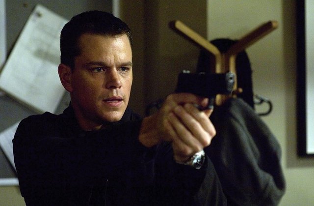 Bourne serisinin ilk filmi olan "Bourne Identity" hafızasını kaybeden bir adamın savaşını bu şekilde perdeler. Serinin diğer filmleri de aynı şekilde bol tuzaklıdır.