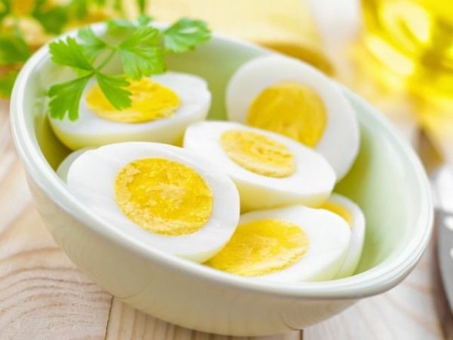 Yağlı balık, güneş, ciğer, yumurta sarısı D vitamini kaynaklarındandır.