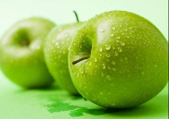 Elma, çikolata, greyfurt, portakal, limon, yeşil ve siyah çay, karadut gibi besinler flavanoid içerirler.