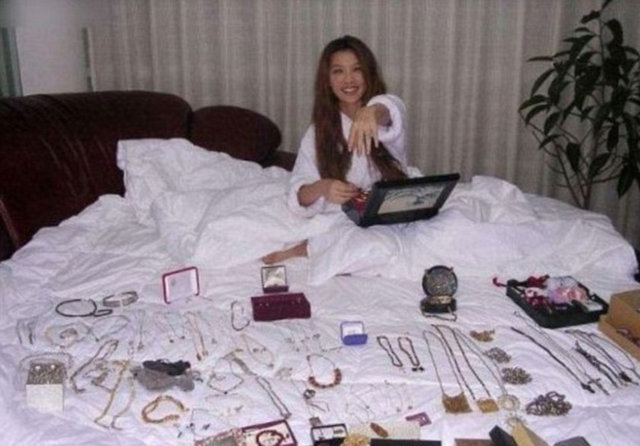 Çin'in en zengin adamının oğlunun bu fotoğrafı da bazı çevreler tarafından aile hayatının sona ermesi gibi olumsuz yorumlara maruz kaldı.