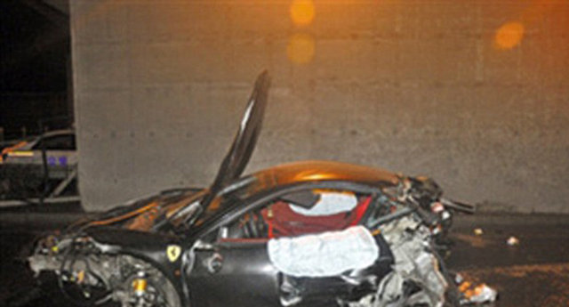 Yaptıkları kazalarla milyon dolarlık otomobillerinin dağılmasını da idade ediyor.