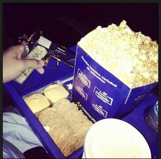 Alfredo Guzman'ın özel kaplamalı silahıyla tehlikeli karelerinden biri daha!