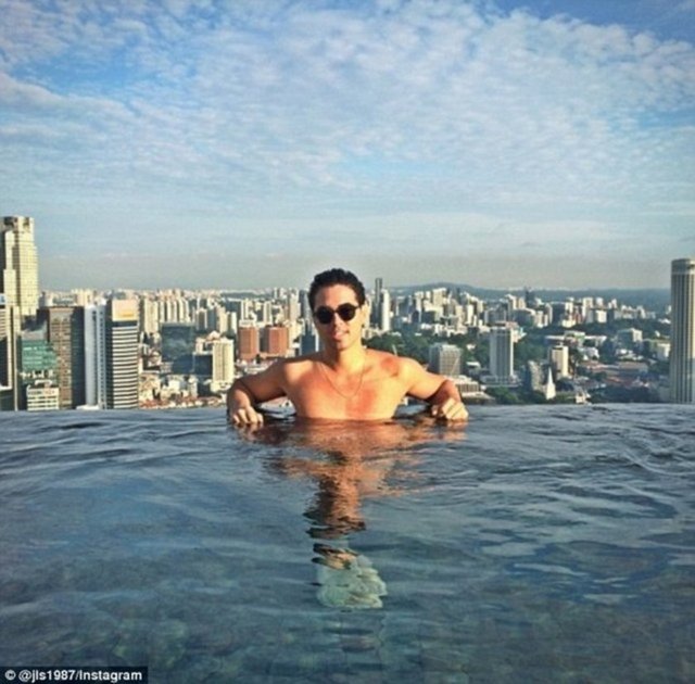 Jorge L. Santovenia, Singapur'daki Bay Sands Marina'daki sonsuzluk havuzunda Pazar gününü geçiriyor.