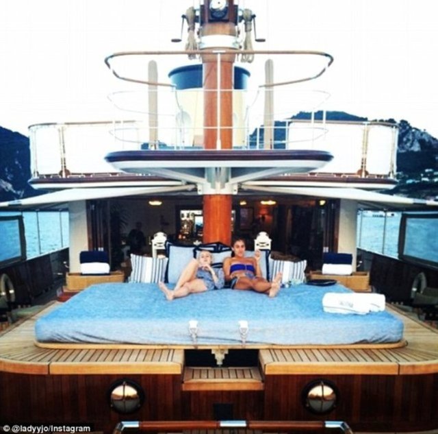 Natasha Jo, Spiaggia Di Capri'deki tatilinden bunun gibi birçok fotoğraf paylaştı.