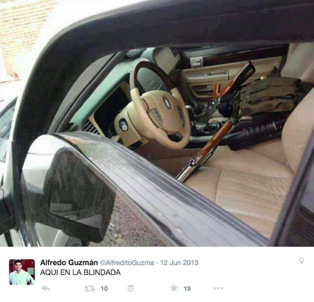 Araçları farklı tipte silahlarla dolu.