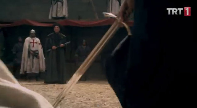 "29 yaşındayım ben bile etkilendim. Böyle kanlı vahşet içeren sahnelerin gösterilmemesi gerekir."