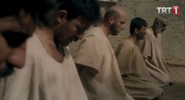 ALO RTÜK hattına vatandaşlar, "Ailece televizyon seyrederken kılıçla kafaların kesilme sahnelerini gösterdiler. Sahneler buzlanmadı. Çocuklarımızın psikolojisini etkilediği için gerekenin yapılmasını talep ediyoruz"diyerek diziyle ilgili şikâyette bulundu