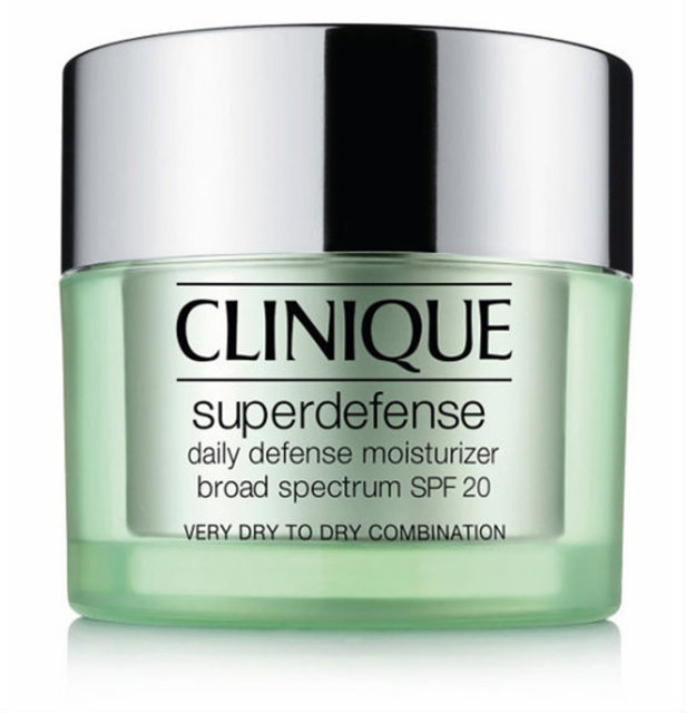 Clinique Superdefense SPF 20. Tüm gün süren nemlendirme etkisi sağlıklı bir cilt bariyerine sahip olmanızı sağlıyor ve cildi tahrişten koruyor. Antioksidanlar ve UVA/UVB koruması içeriyor. 69 TL.