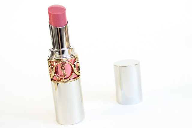 YSL Volupte Sheer Candy Glossy Balm. Tam 16 farklı renk seçeneği sunan balm, vitamin ve antioksidan bakımından zengin meyve özü ile dudaklarda sekiz saat boyunca yumuşak ve nemli duygu bırakıyor. 78 TL.