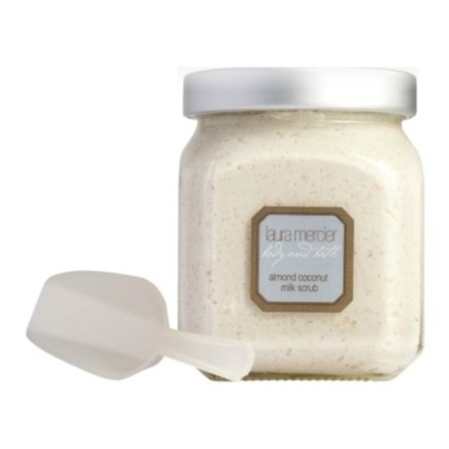 Laura Mercier Almond Coconut Milk Scrub. İçeriğindeki badem özü ve Hindistan cevizi özütleriyle cildi arındırırken, yoğun ve derinlemesine bir rahatlık sağlayan, kışın ağırlığından arındıracak bir ürün. 168 TL.