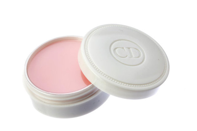 Dior Cream de Rose. Vazgeçemeyenlerden biri olarak söylüyorum ki, kesinlikle bağımlılık yaratacak bir ürün. Gül yaprakları, besleyici anti-aging kompleks ve shea yağından oluşan içeriği ile dudaklar için en iyi balm. 64 TL.