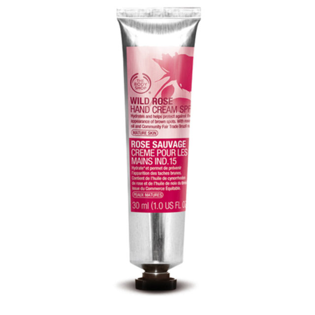 The Body Shop Wild Rose Hand Cream. İçeriğindeki brezilya fındığı yağı, oranik soya yağı ve Gana shea yağı ile, yağlı hissi bırakmayan formülüyle ekstra nemlendirirken, içeriğindeki SPF 15 güneşin zararlı ışınlarından koruyor. 27.90 TL.