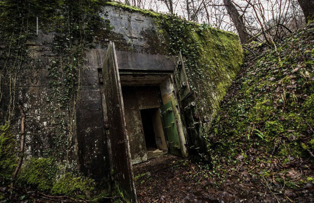 Tünel 9 kilometre uzunluğunda, 30 metre derinlikte. Yani günümüz teknolojisiyle neredeyse 2 yılda bitirilen metro durakları arasından daha uzun mesafede. Paslanmış kapılar, aşınmış koridorlara ve karanlık odalara açılıyor.
