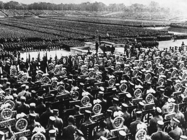 Hitler 1935 yılında gerçekleştirdiği 'Özgürlük Mitinginde' konuşuyor. Burada Hitler zorunlu askerlikten bahsedip asker gücüyle Versay'ı fesh edeceklerinden bahsediyor.