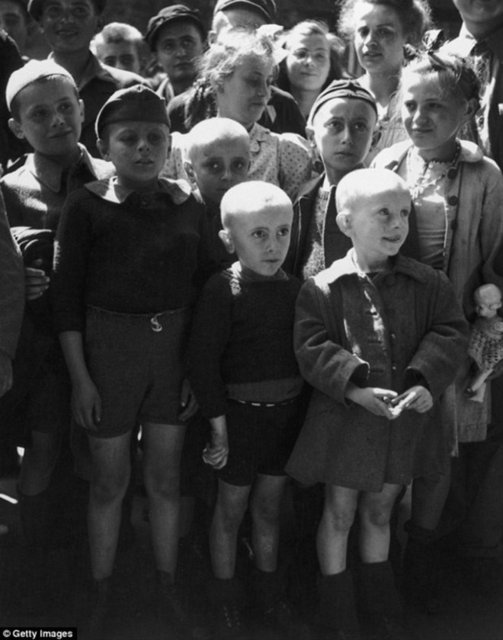 Bunlar doktorlar, operacılar, siyasetçiler ve fahişeler olabiliyordu. Daha sonra Nazilerin fethettiği ülkelerden kadınlar gelmeye başladı. Yorgun ve hasta olanların öldürülmesine, ölüm kampında, öncelik veriliyordu.